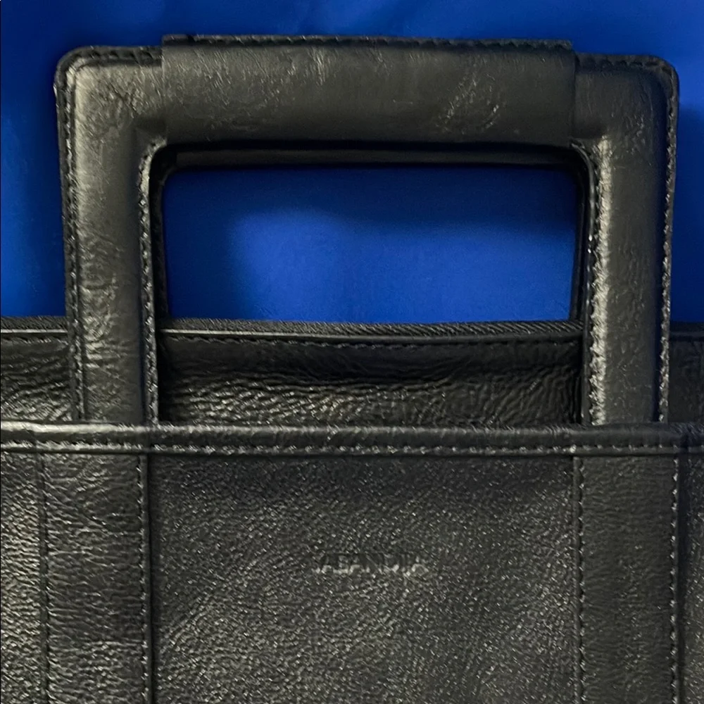 Sabandija poet black
