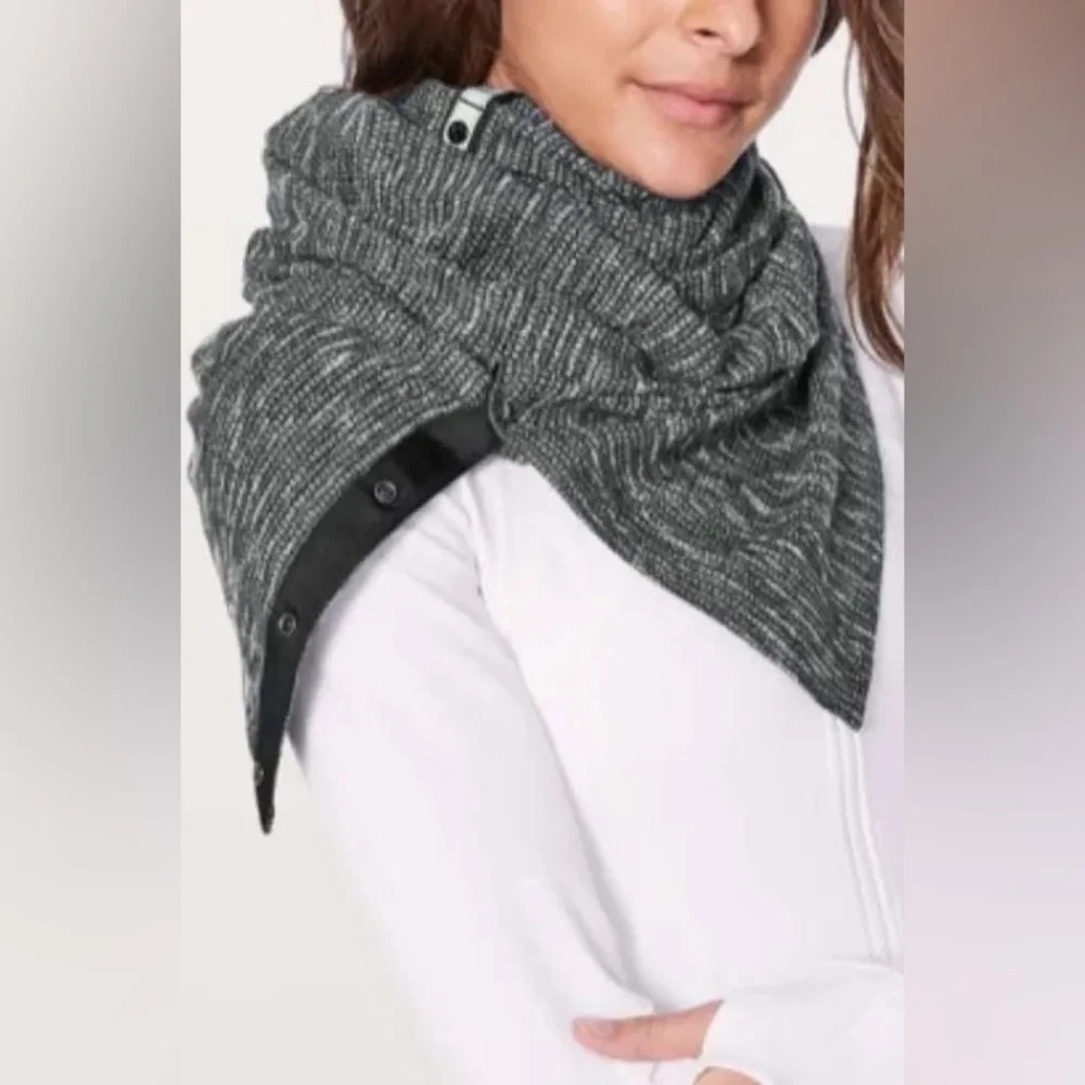 Lululemon Rulu Vinyasa Scarf black and white versatile infinity