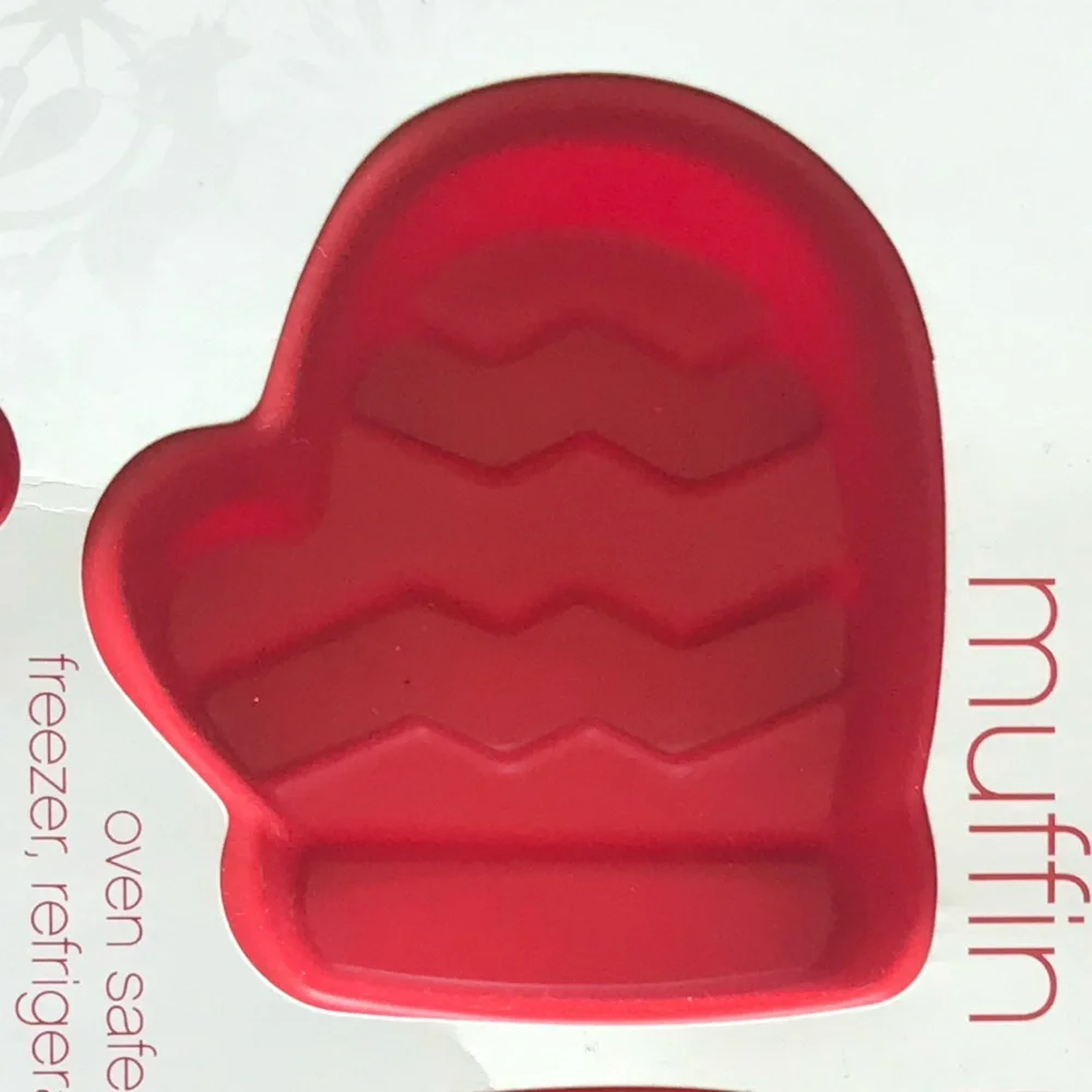 New WILTON 6 Cavity Silicone Muffin Pan Snowman Mitten Christmas Holidays Winter