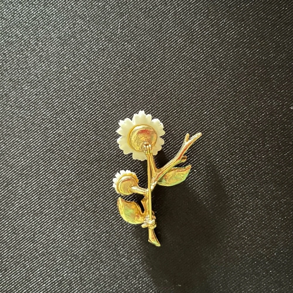 N/A charming brooch