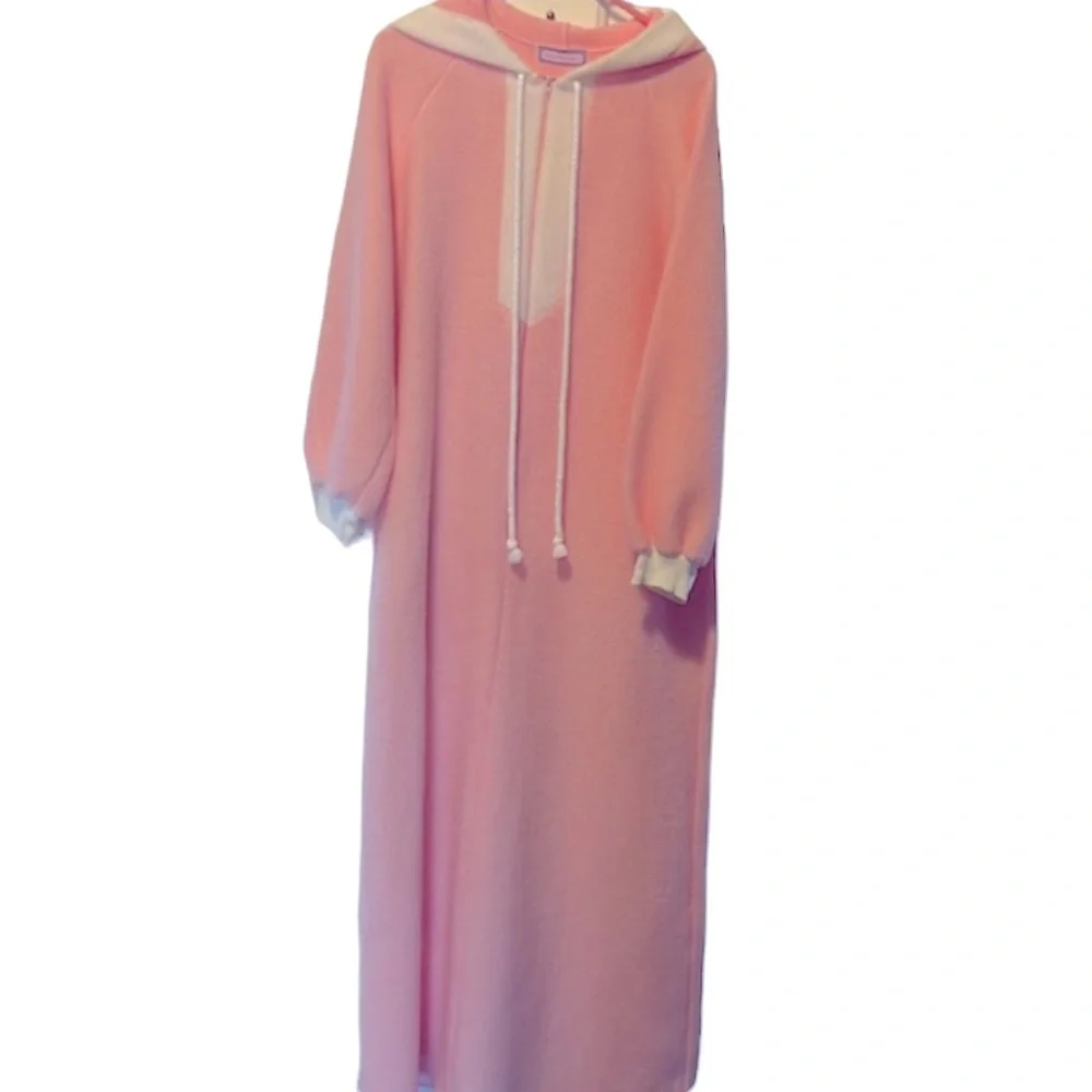 Vintage Cozy Fluffy Pink and White Hooded Bathrobe with Side Pocket. Size=Medium