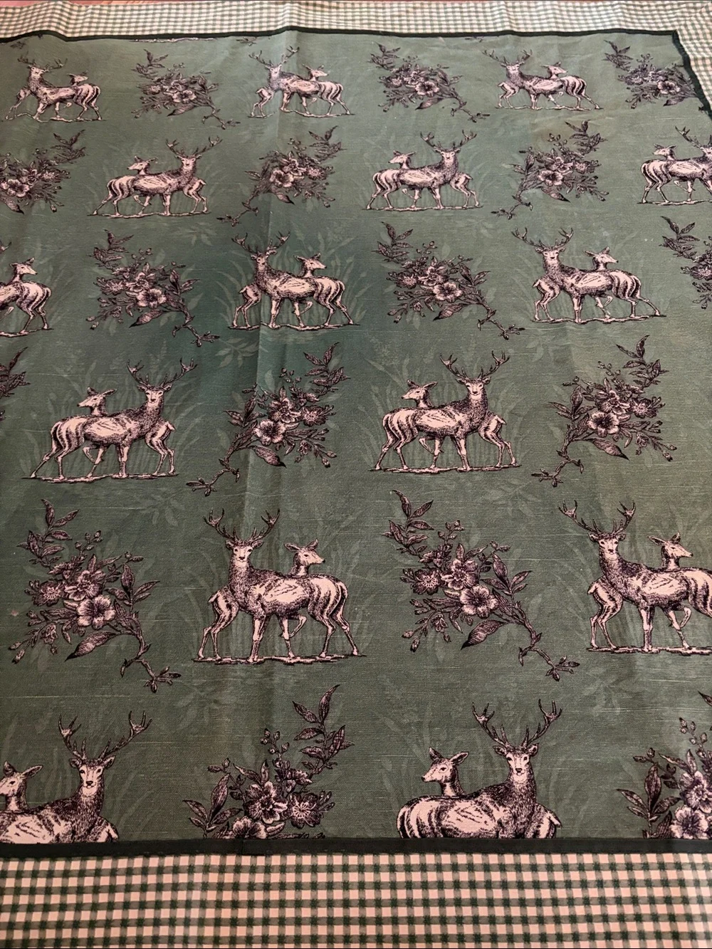 Green Deer Print Wall Tapestry – Nature-Inspired Accent