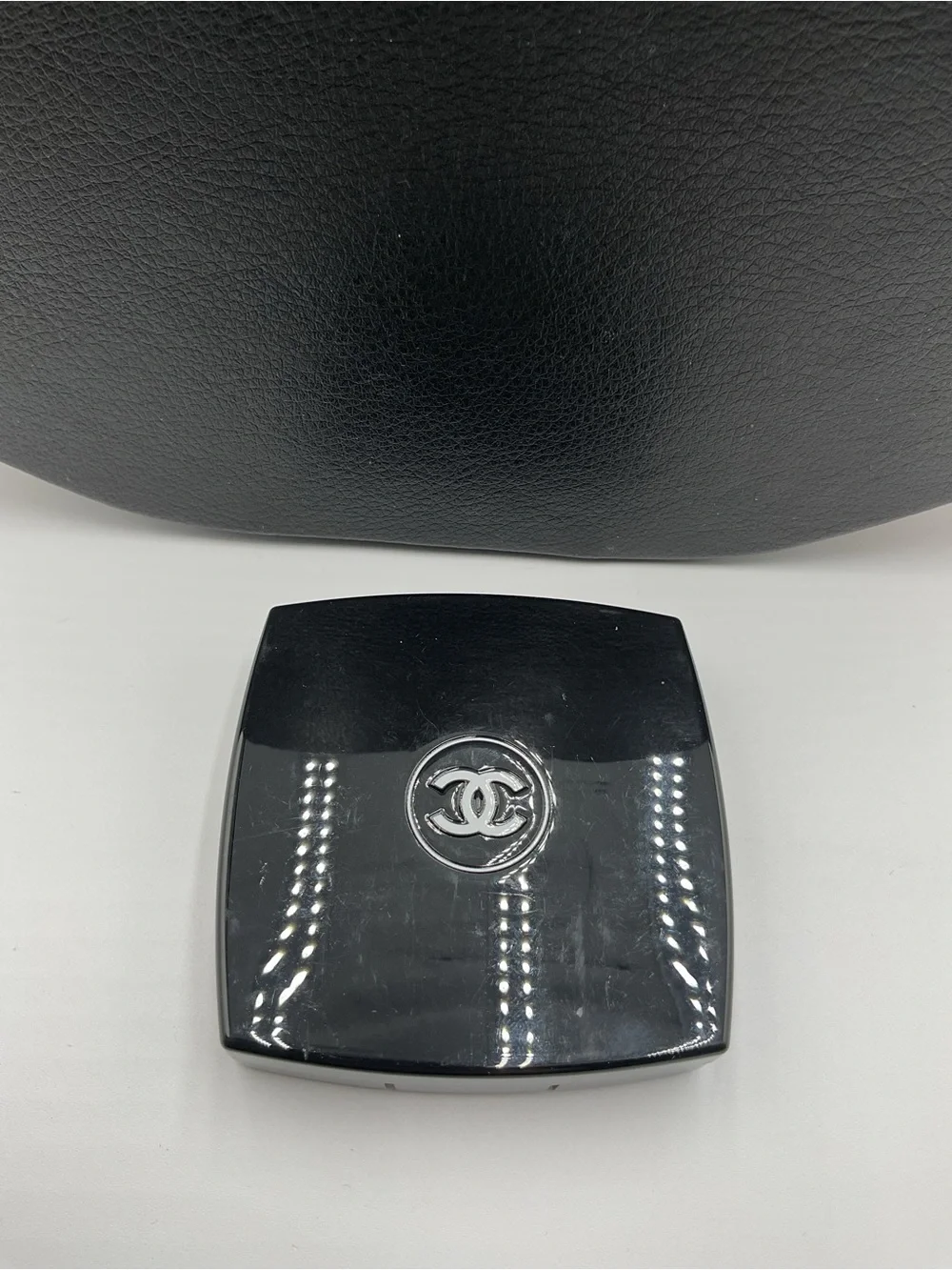 CHANEL joues contraste