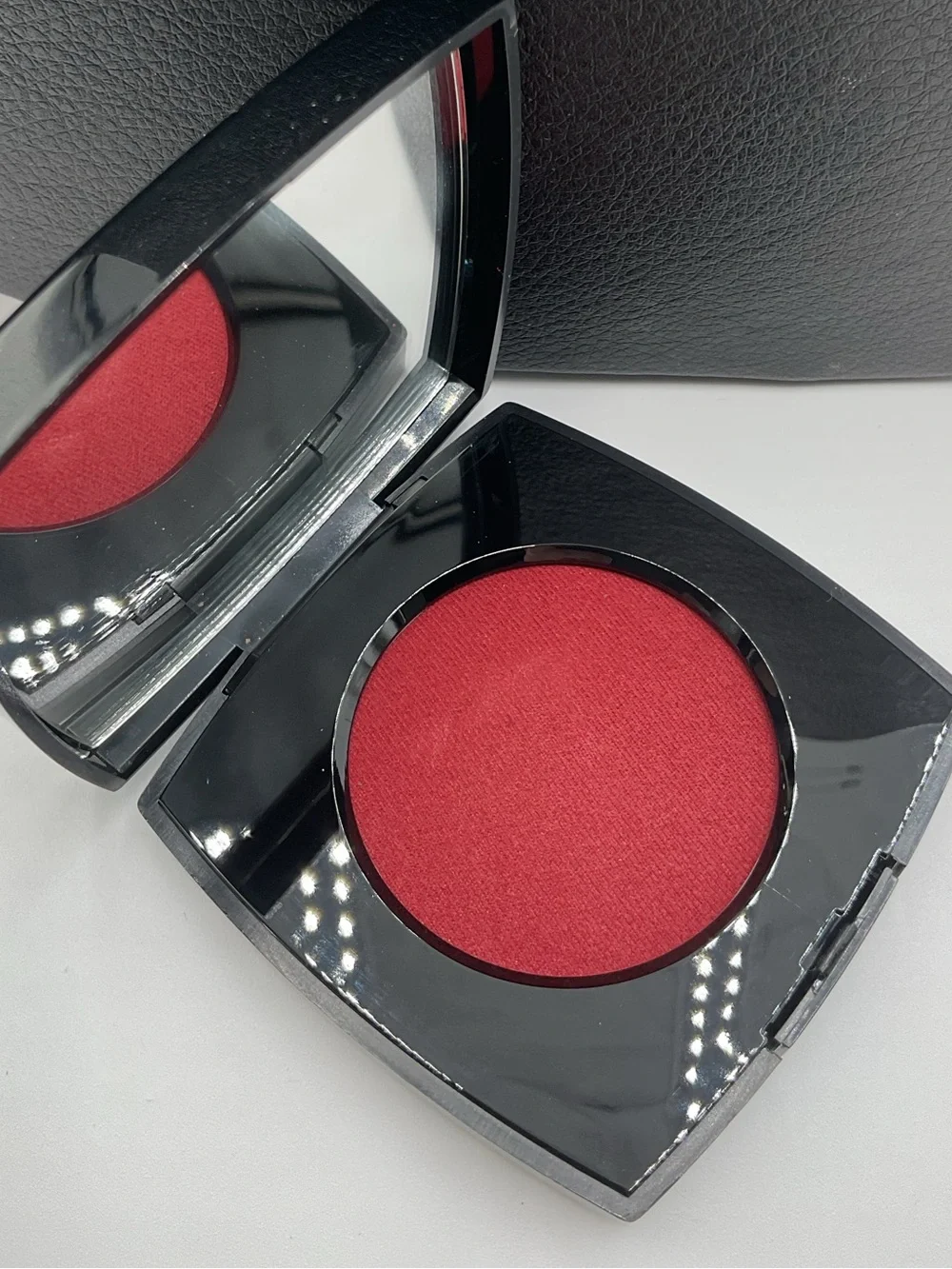 CHANEL joues contraste