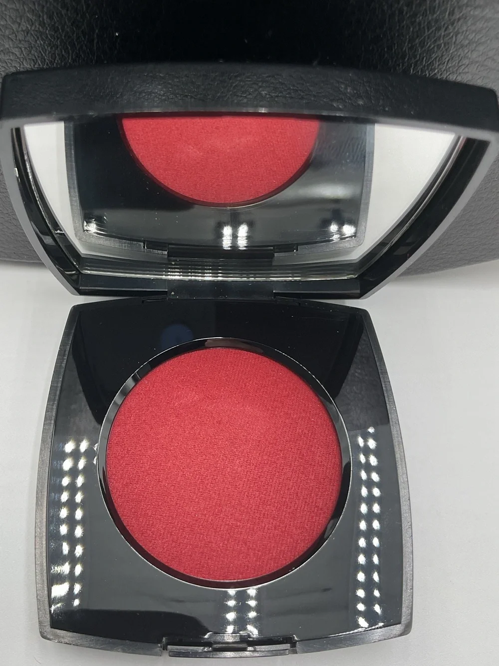 CHANEL joues contraste
