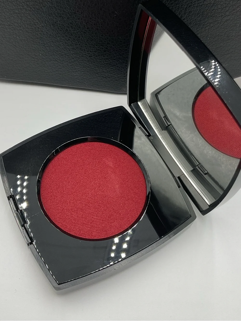 CHANEL joues contraste