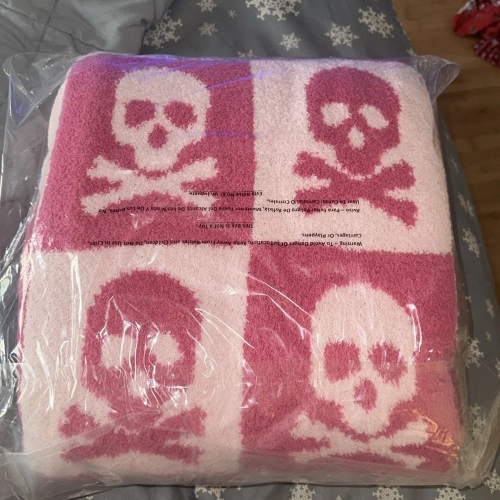 ☠️Halloween 2024 pink and white checkered skull blanket throw☠️
