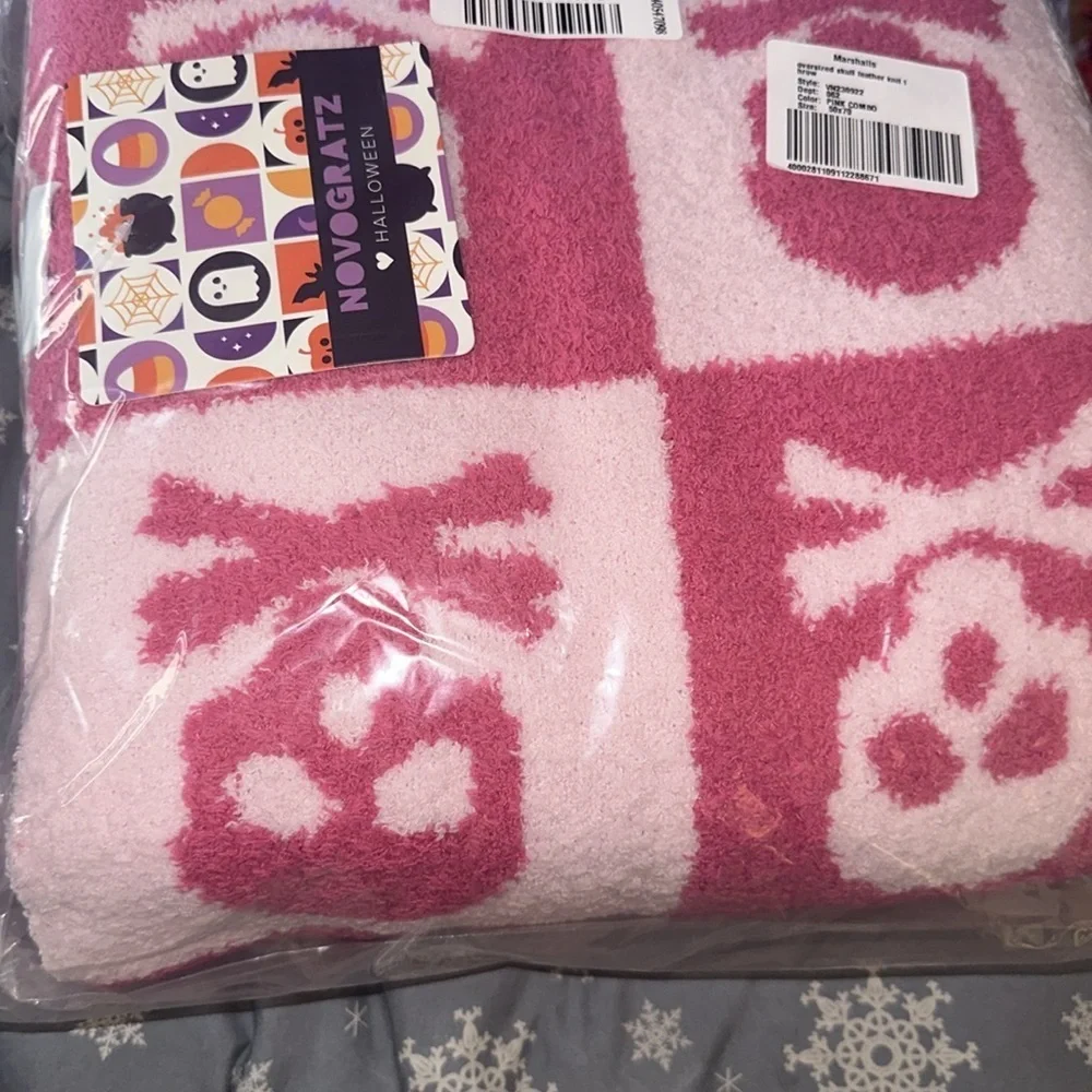 ☠️Halloween 2024 pink and white checkered skull blanket throw☠️