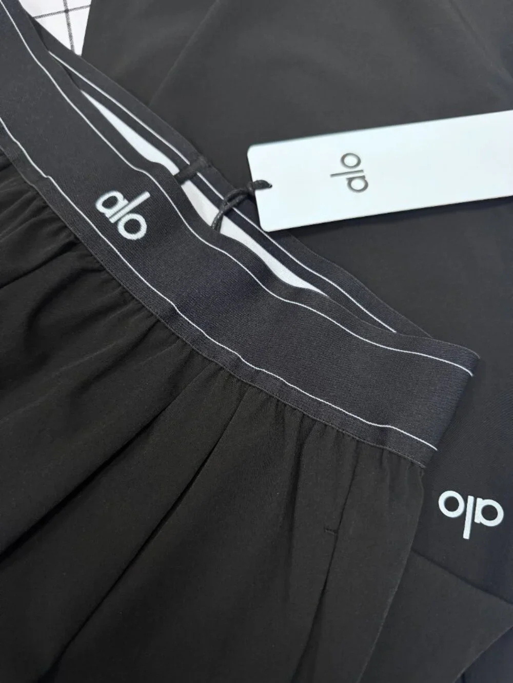 NWT 😘😀 ALO Yoga Black Suit Up Pants ( Regular ) 30-inch inner seam