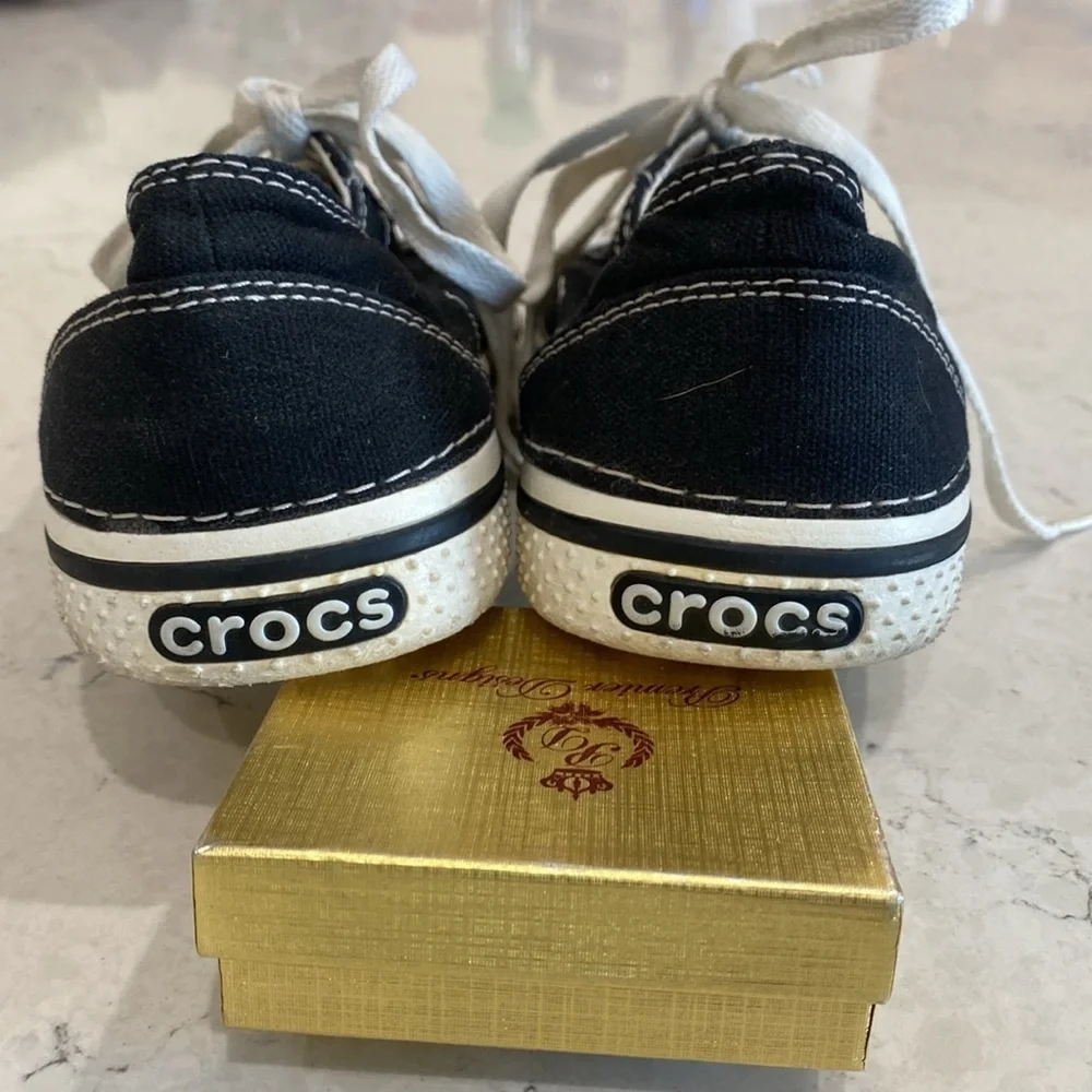 CROCS good pair