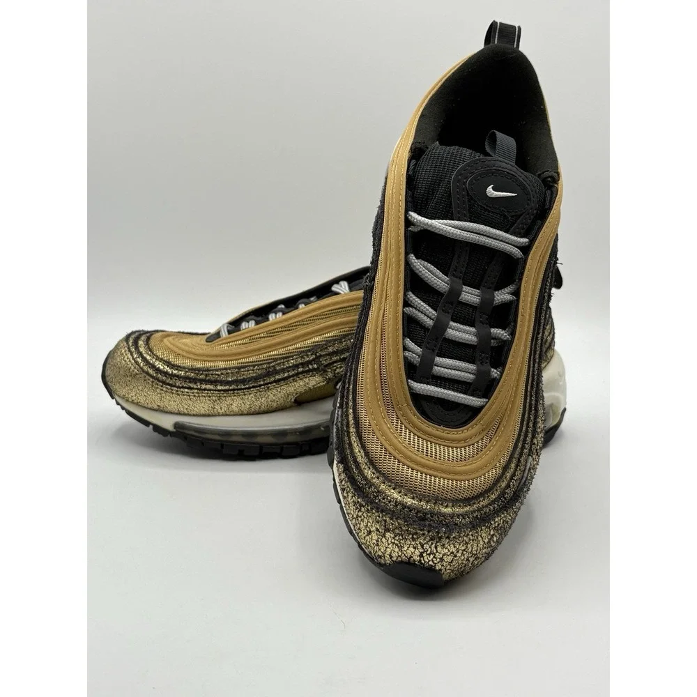 Nike ships poly
