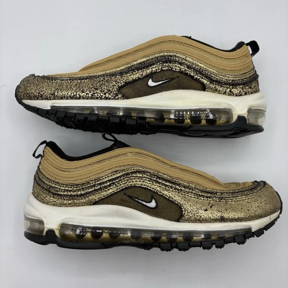 Nike ships poly