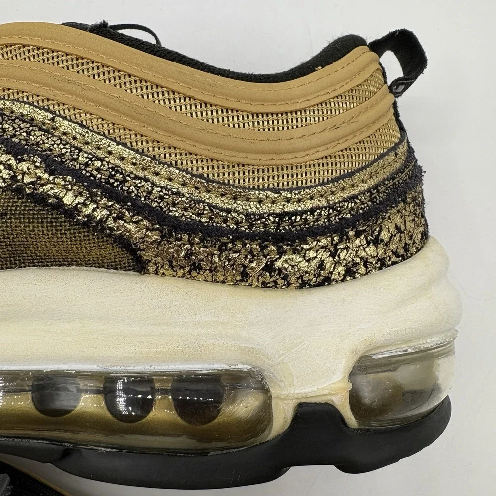Nike ships poly