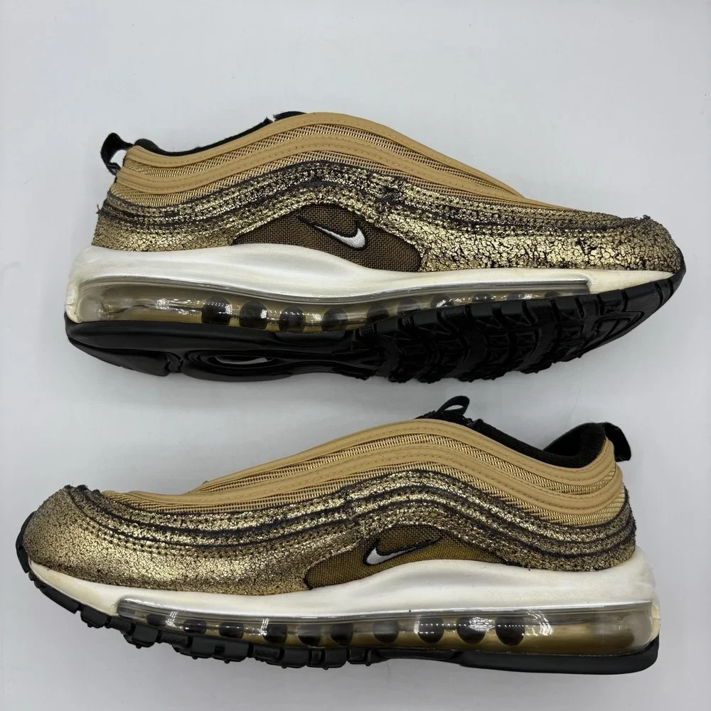 Nike ships poly