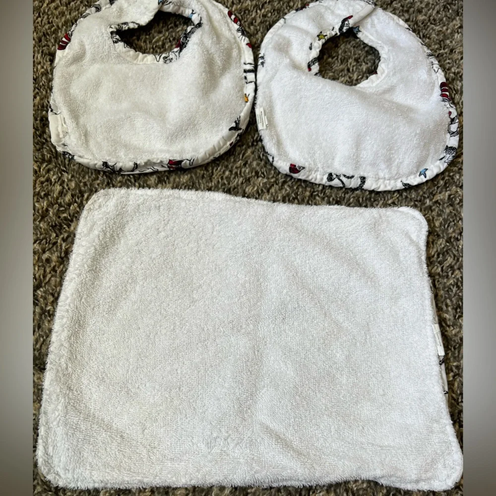 Trend Lab Baby Dr Seuss Cat‎ In The Hat Bundle 2 Bibs 1 Burp Cloth