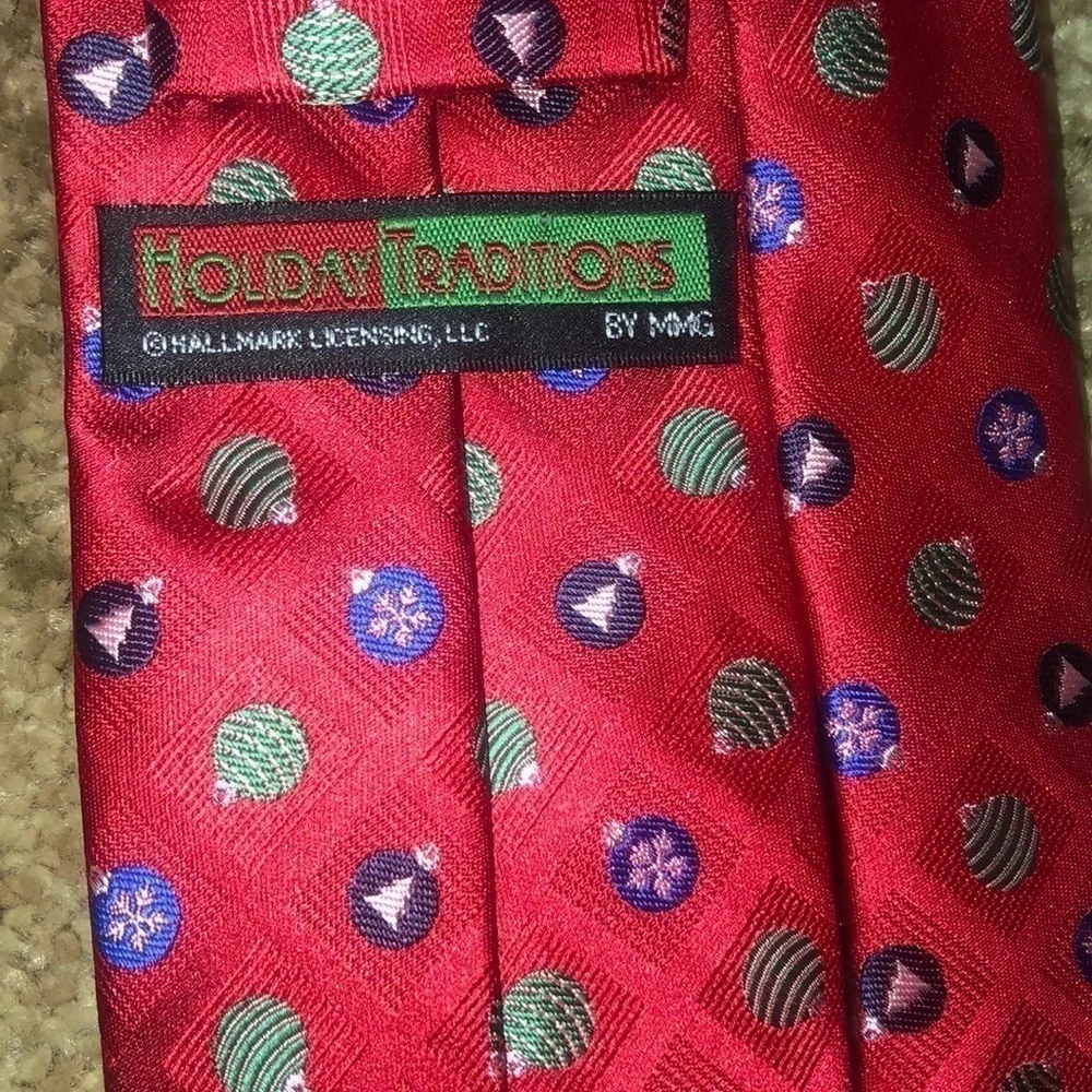 Men’s Hallmark Holiday Traditions Red Christmas Holiday Tie.