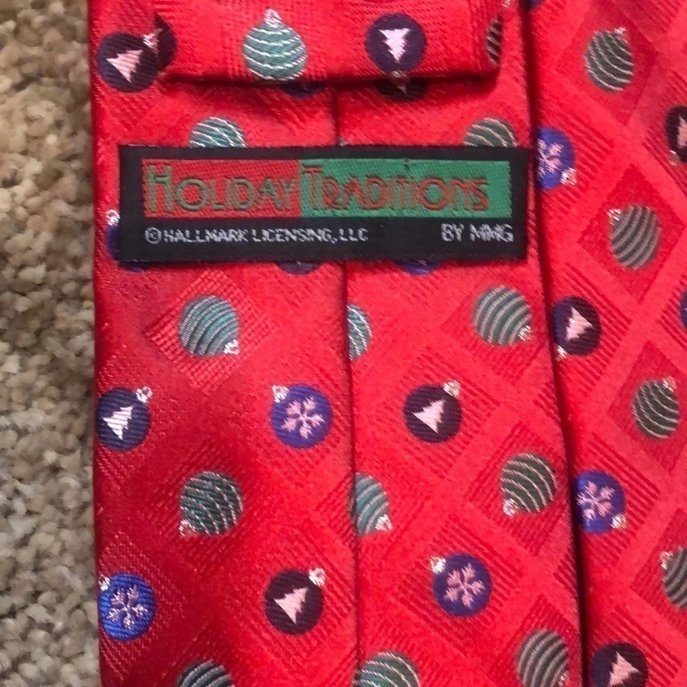 Men’s Hallmark Holiday Traditions Red Christmas Holiday Tie.