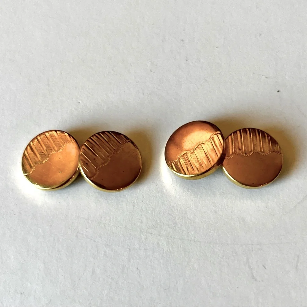 Vintage gold tone metal cufflinks. Etched pattern.