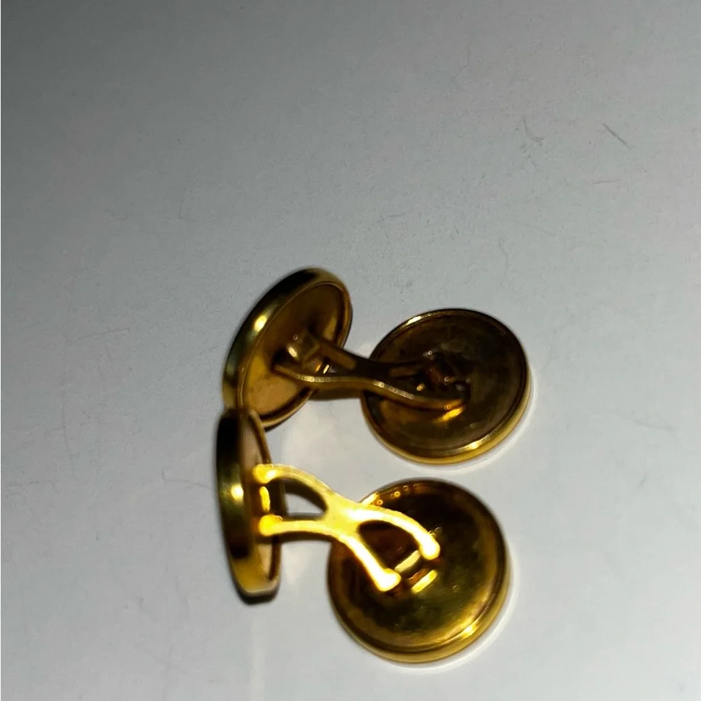 Vintage gold tone metal cufflinks. Etched pattern.
