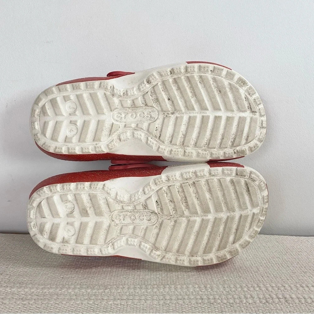 CROCS regularly white fuzzy