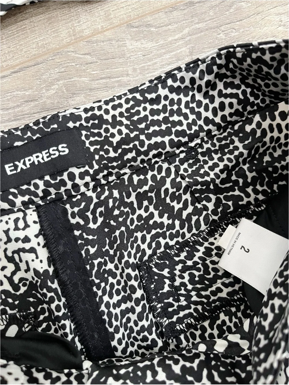 Express black white