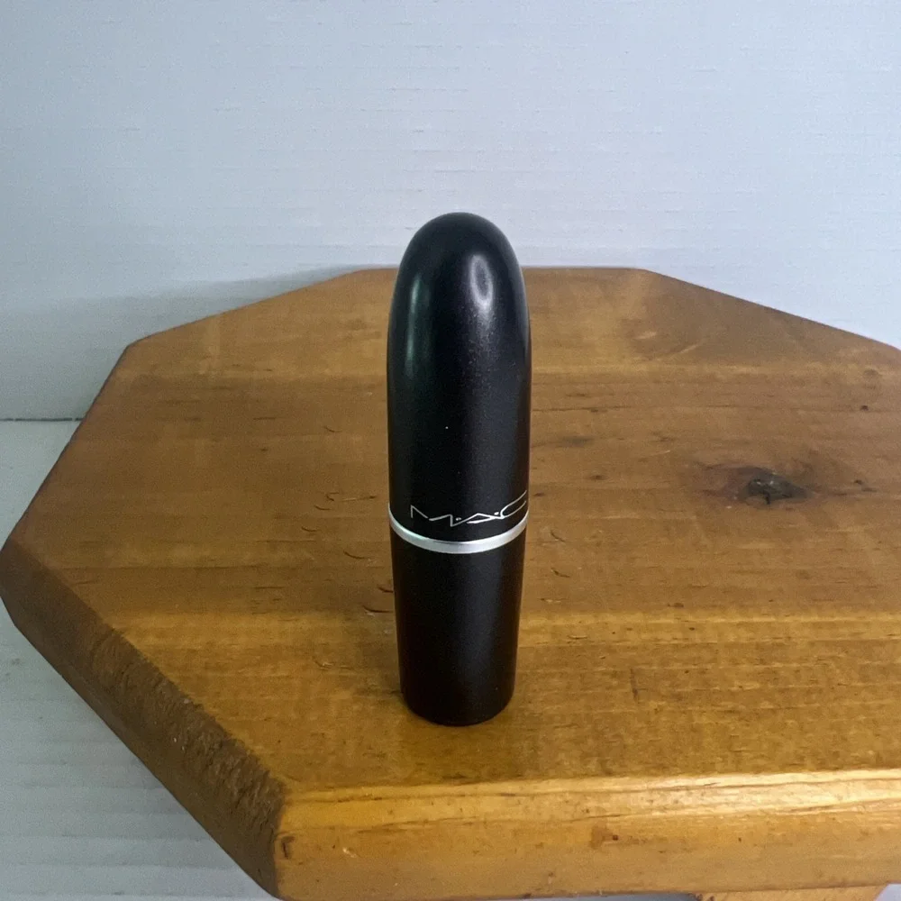 MAC Cosmetics matte full brownish