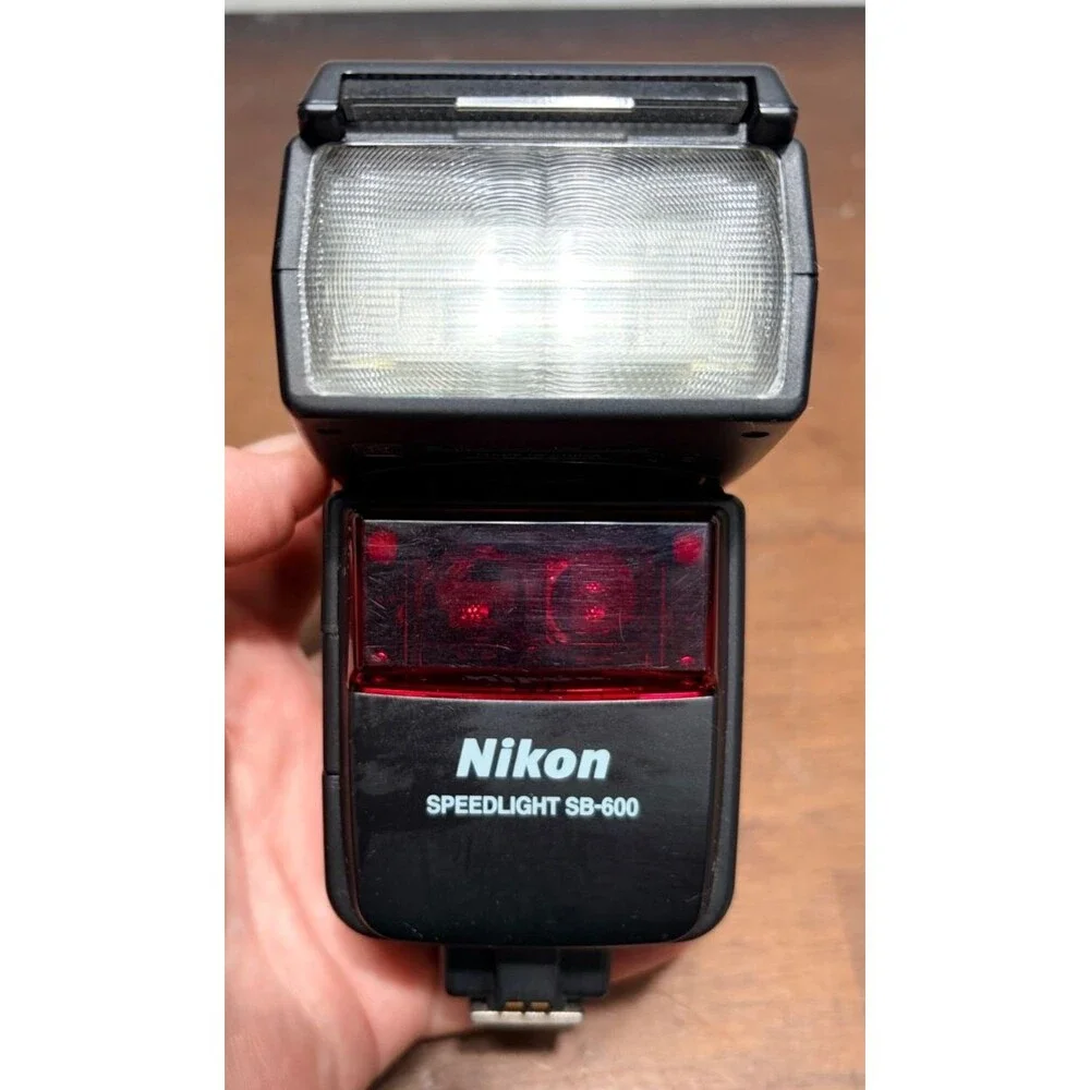 Nikon Autofocus Speedlight SB-600 Flash For DSLR Cameras w/soft case & manual