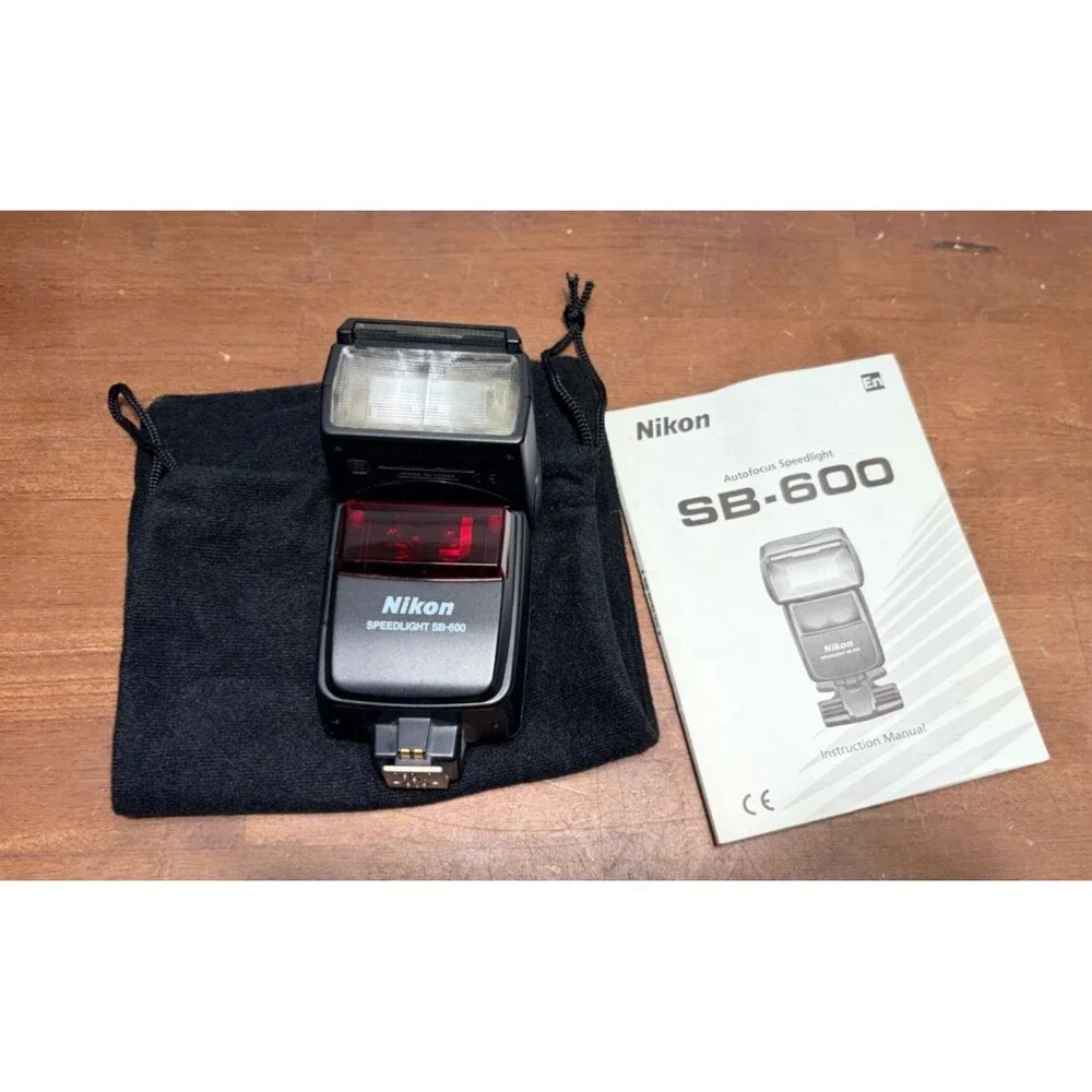 Nikon Autofocus Speedlight SB-600 Flash For DSLR Cameras w/soft case & manual