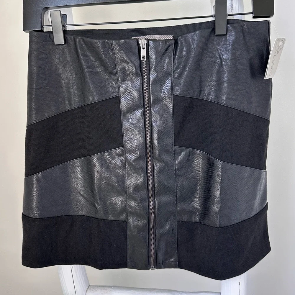 Lizard Thicket Black Faux Leather Front Zipper Mini Skirt SZ Medium