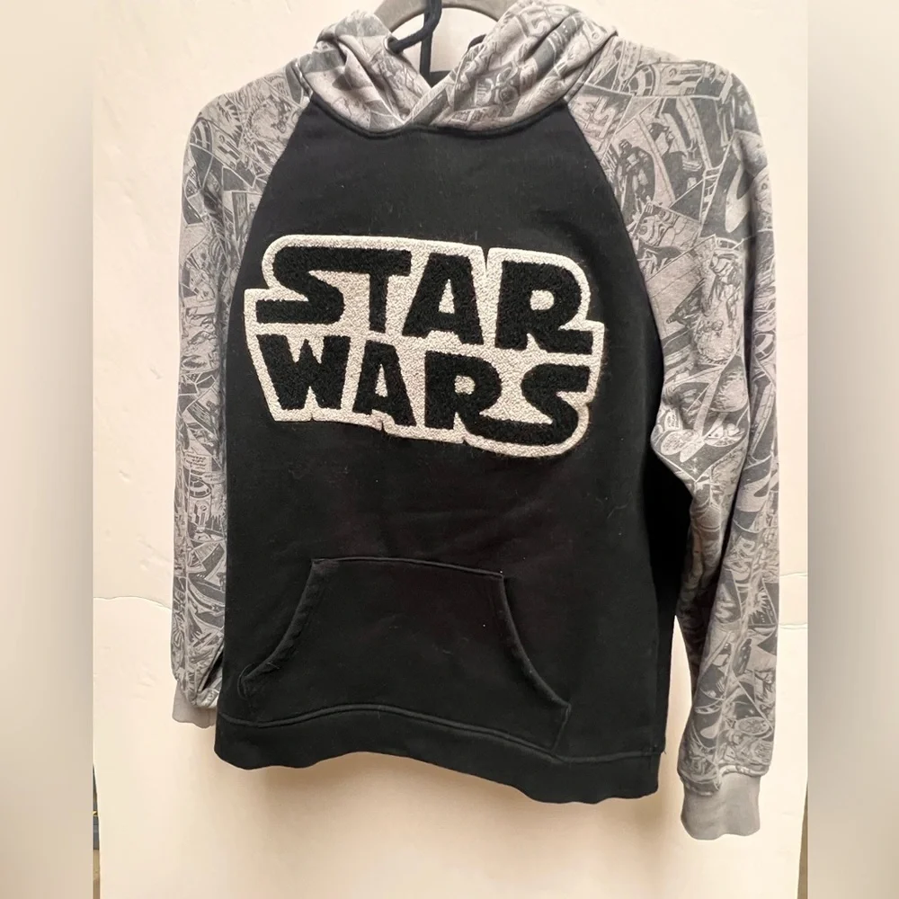 STAR WARS BLACK & GRAY HOODIE SWEATSHIRT WITH A LARGE, TEXTURED “STAR WARS” LOGO