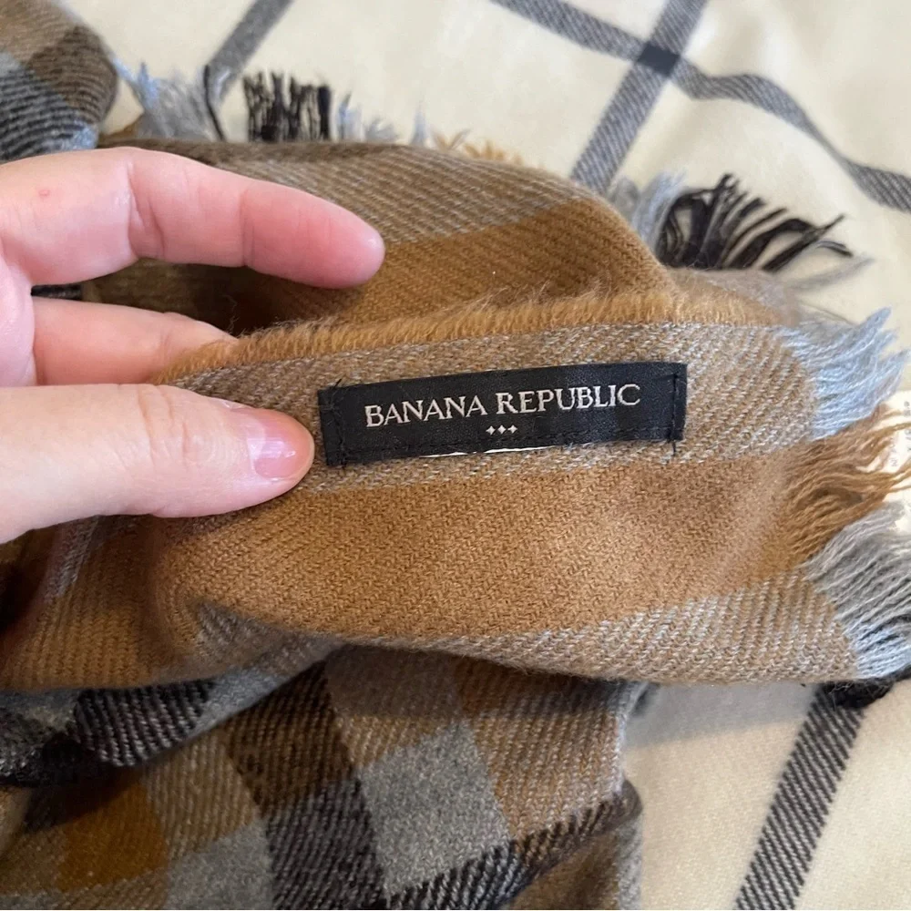 Banana Republic elegant scarf