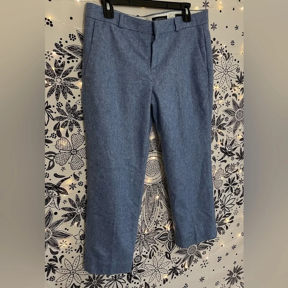 Banana Republic Avery Pant, ankle length, side pockets, wool mix. LIKE NEW