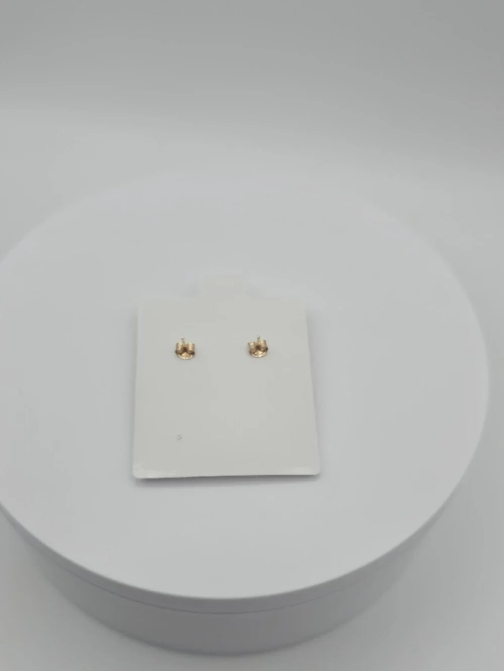 Beautiful 14K Gold CZ Emerald Green Small Stud Earrings (NWOT)✨️💚✨️