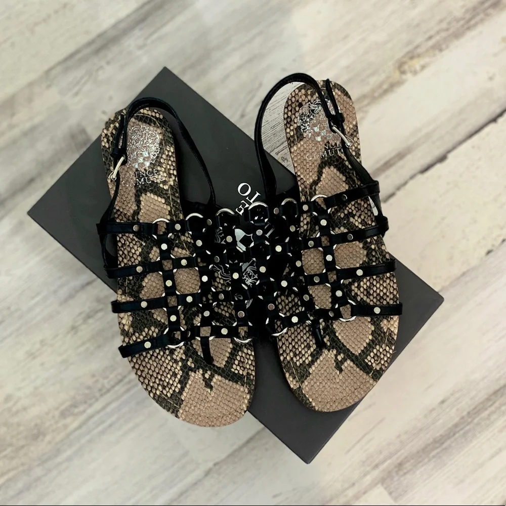 Vince Camuto round buckle