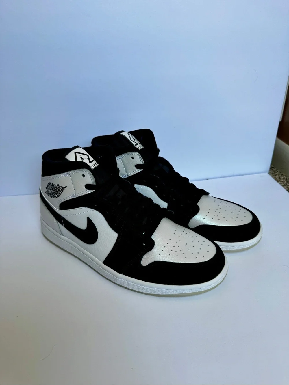 *NWT* Jordan Air Jordan 1 Mid SE - Black/White men’s 10