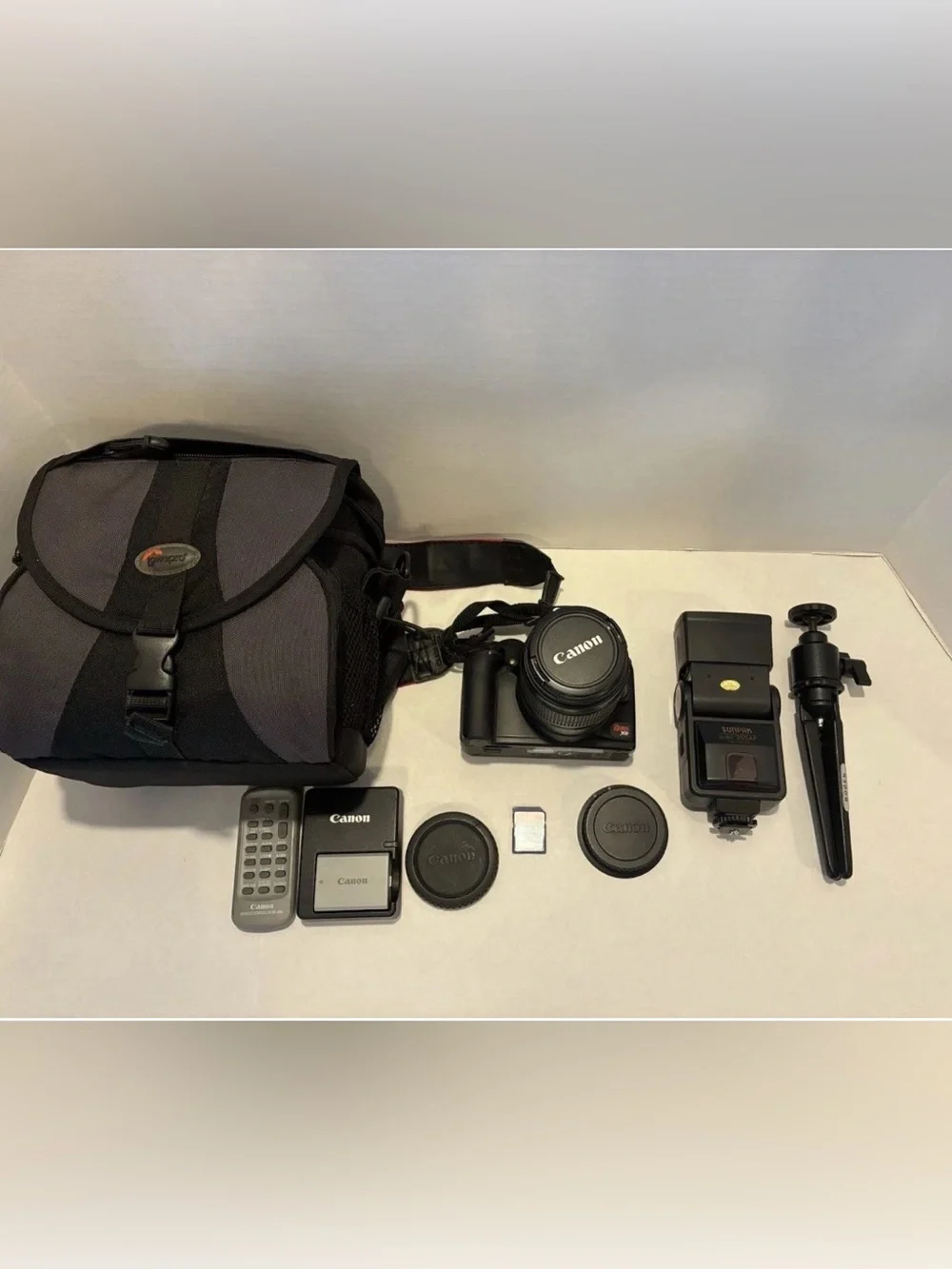 Andis Black DSLR Camera with External Flash