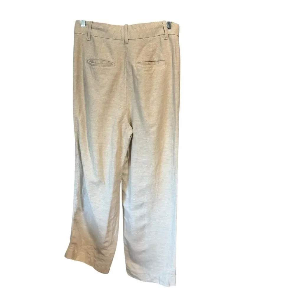 Aritzia features front