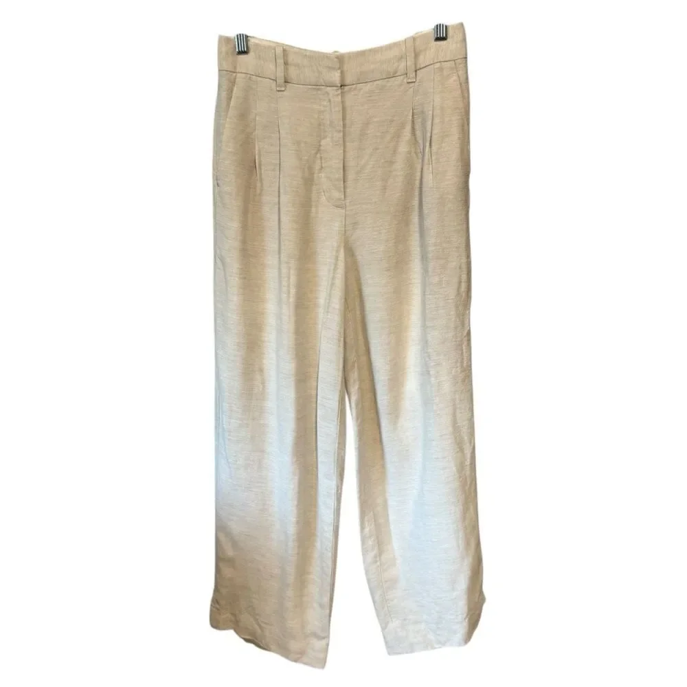Aritzia features front