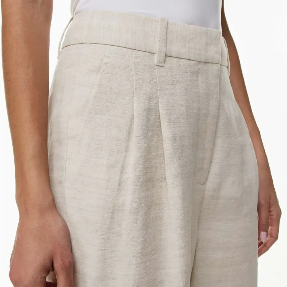 Aritzia features front