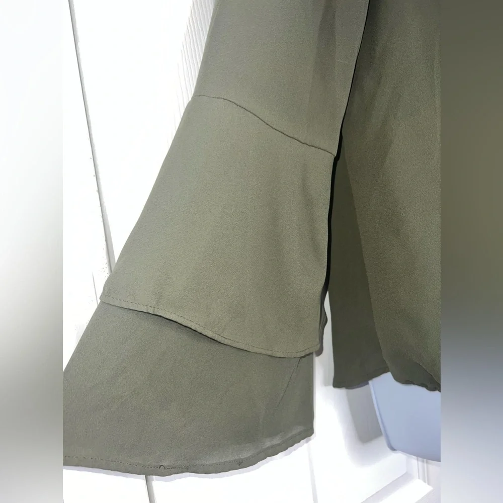 MK Michael Kors Women’s Small Green Bell Sleeve Blouse Top V-Neck S Classic