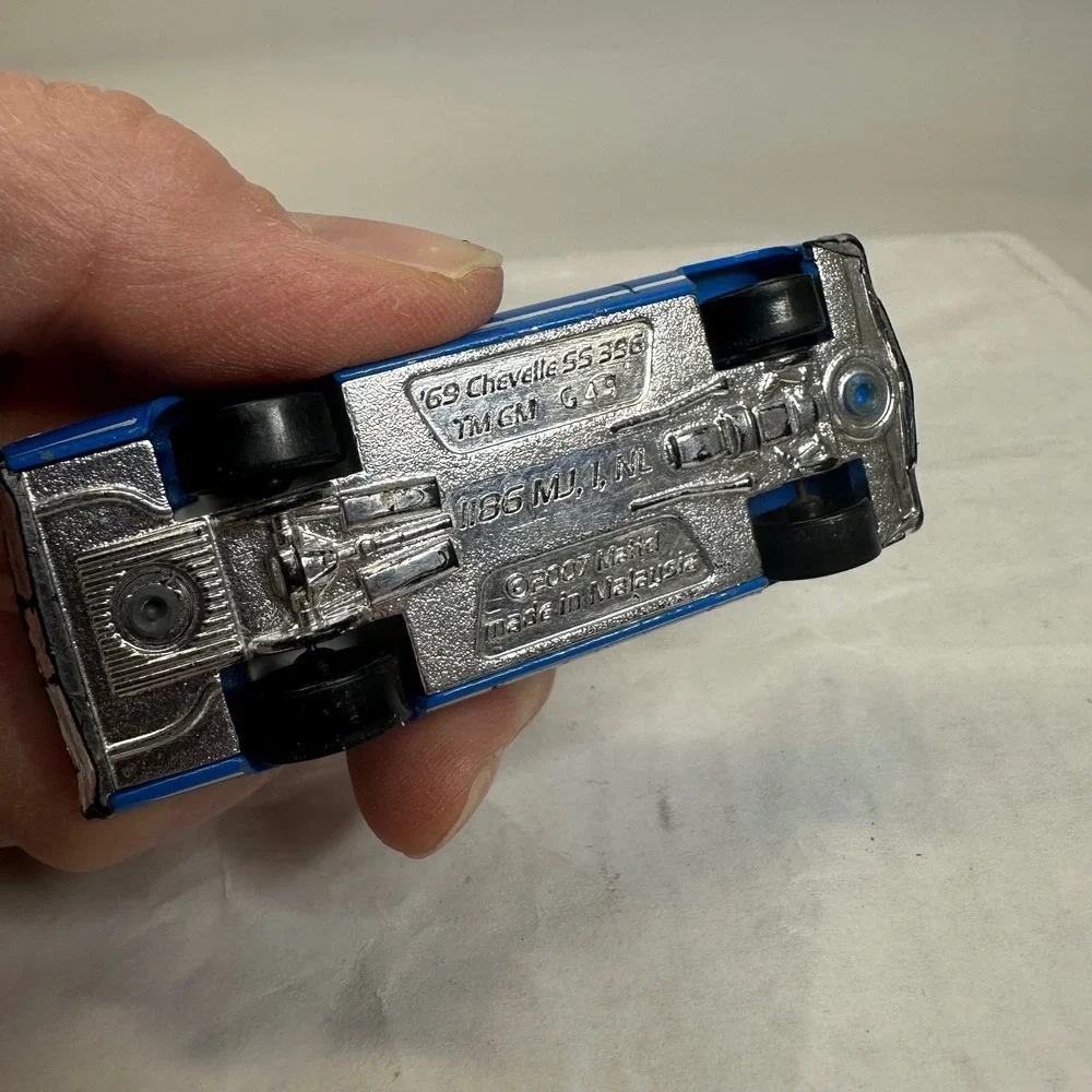 Hot Wheels 69 Chevelle SS 396 Blue White‎ Racing Stripes 1:64 Diecast Car 2007
