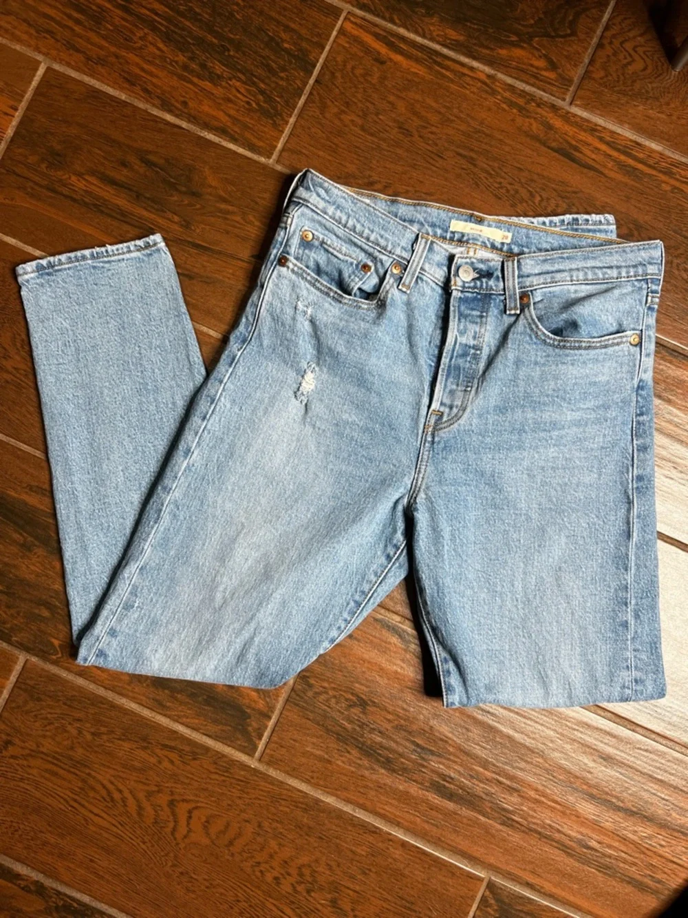 Levi’s Light Wash Denim Distressed High Rise Wedgie Jeans women’s Size 28