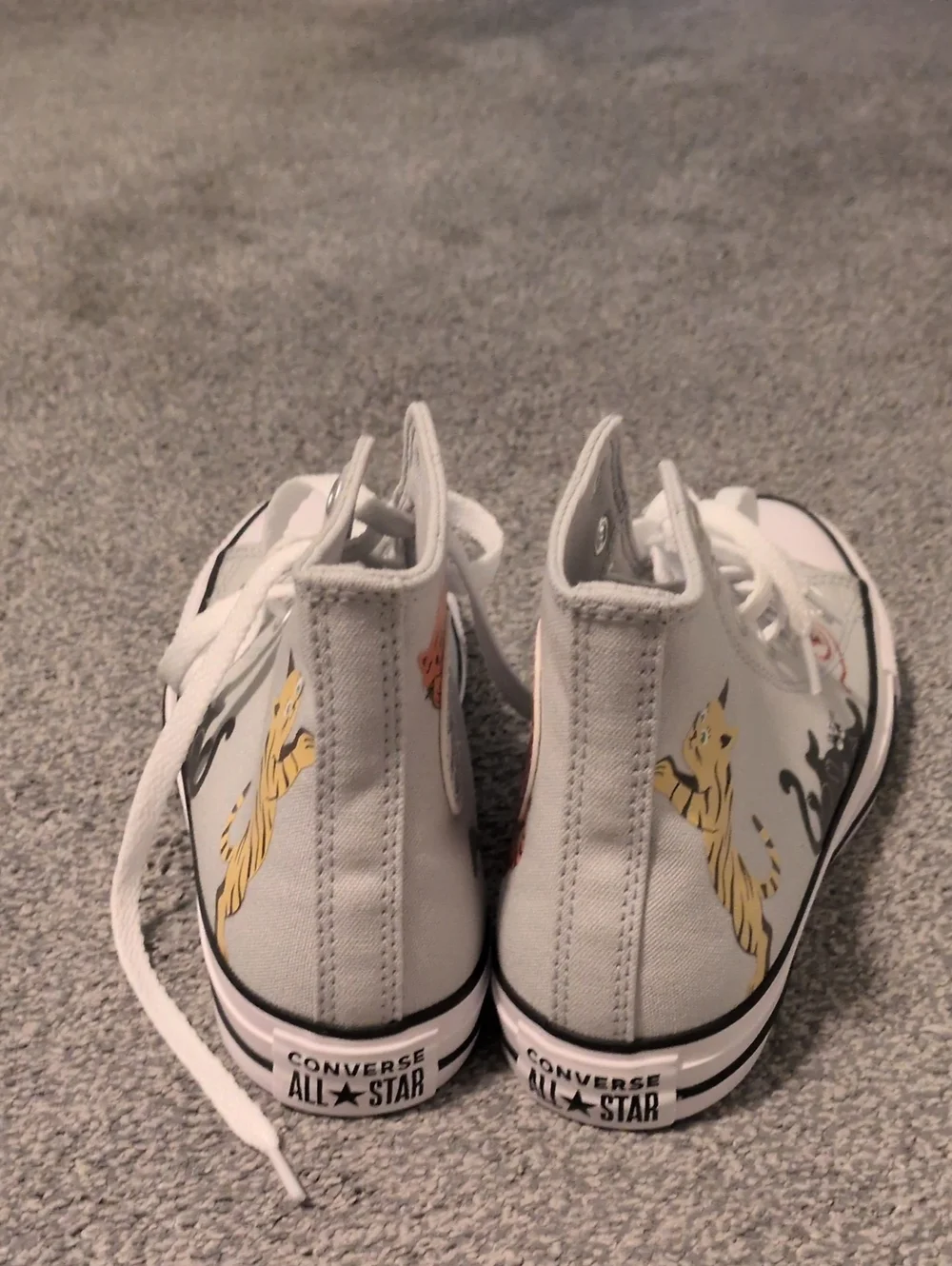 NWOT Cat Print Converse Kids 5.5/Women's 7.5