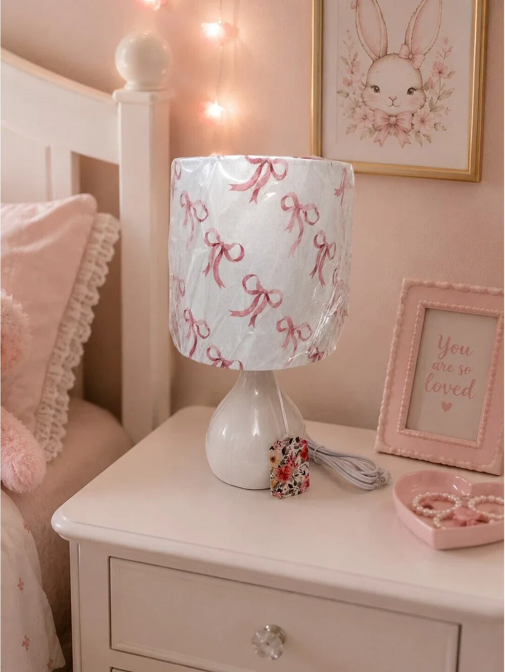 Pink bow table lamp