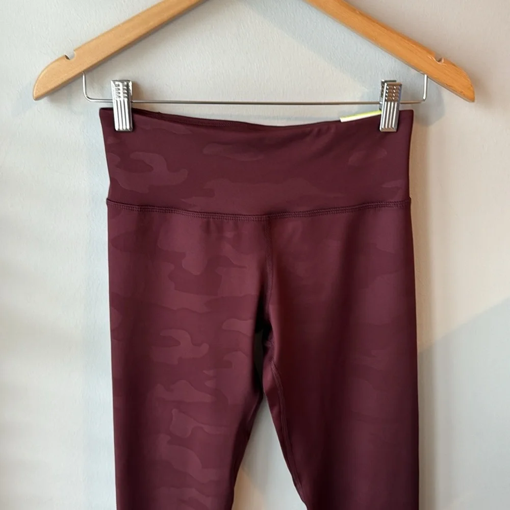 NWT Old Navy Elevate Girls‎ red Camo Leggings
