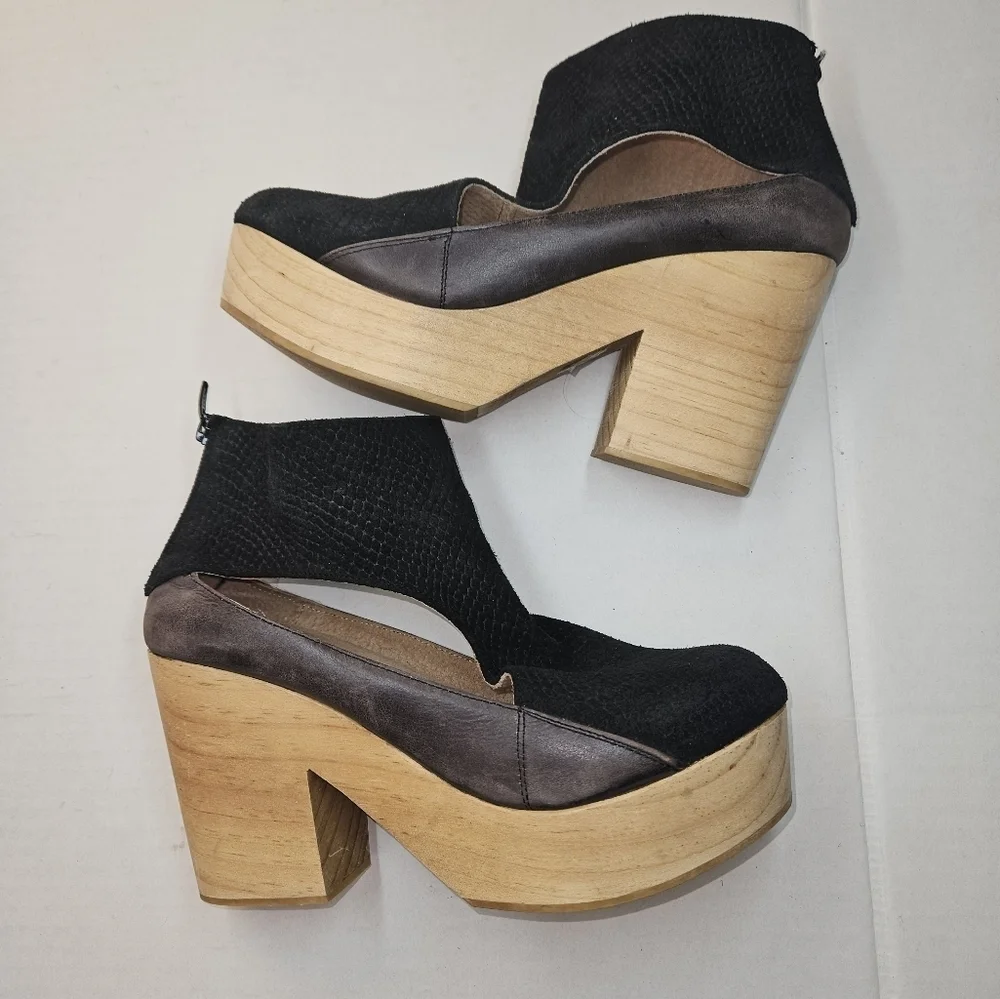 🌸 Free People |‎ Suede Clogs, size 39