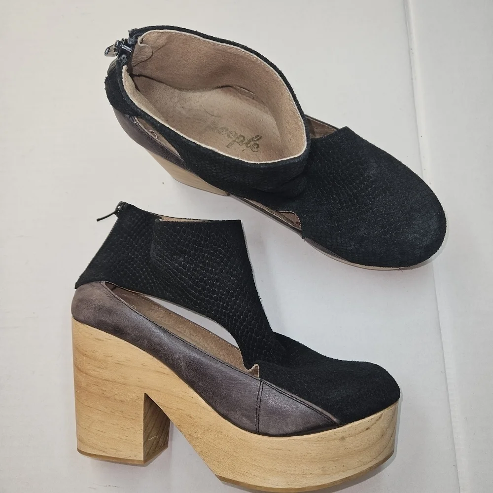 🌸 Free People |‎ Suede Clogs, size 39