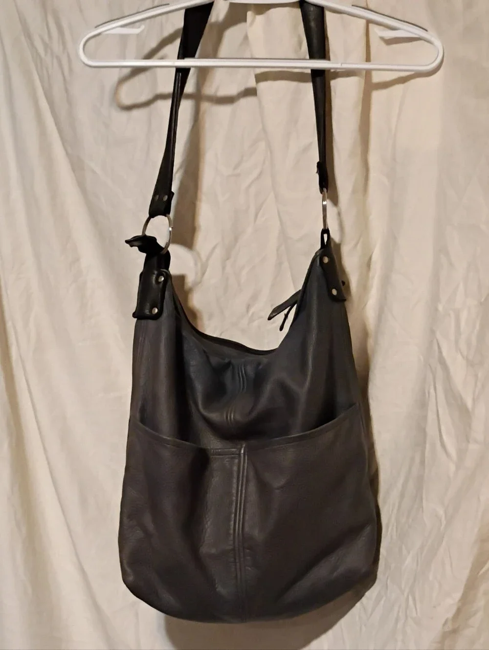 Hides and Hand classic black