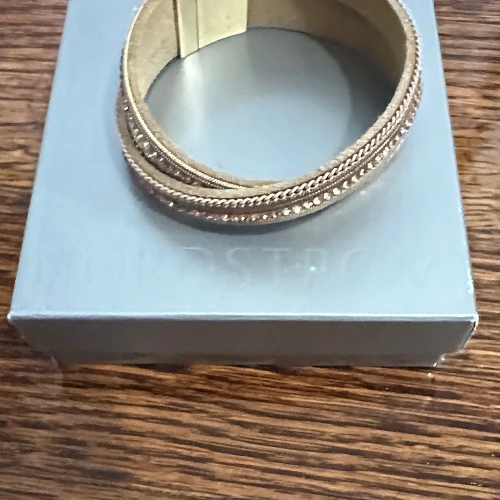 N/A chic gold