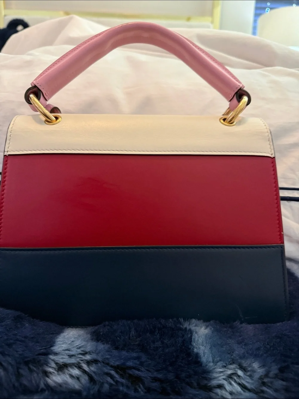 Gucci bee include